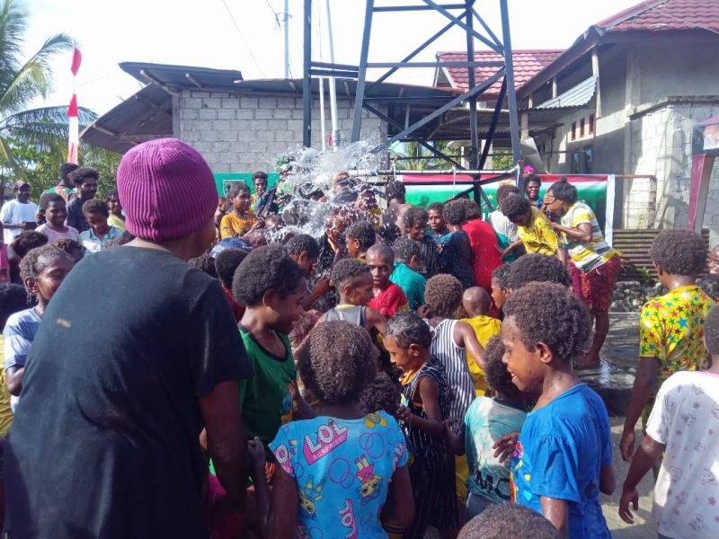Anak-anak di Kampung Nawaripi, Mimika, Papua Tengah, menikmati air bersih yang dibangun melalui program TNI Manunggal Air. (Foto: Galeri Papua/Jefri Manehat)
