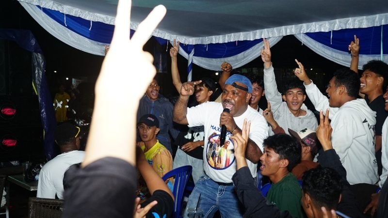 Maximus-Peggi hadiri kopdar yang digelar Petatas Muda dan Anggrek Hitam di Jalan Cenderawasih Timika, pada Rabu (13/11/2024) malam. (Foto: Istimewa/Tim MP3)