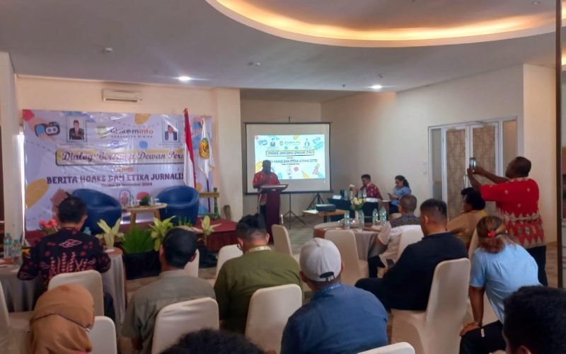 Suasana pembukaan dialog interaktif antara Diskominfo dengan Jurnalis di Mimika dengan menghadirkan Tenaga Ahli Dewan Pers. (Foto: Galeri Papua/Jefri Manehat)
