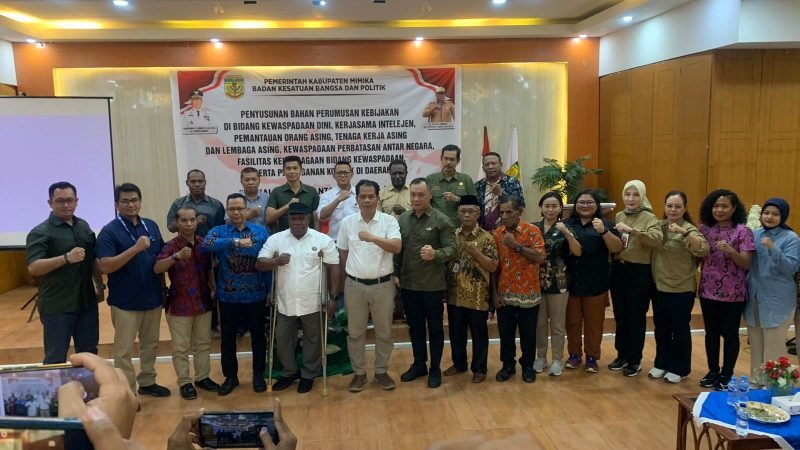 Foto bersama kegiatan Sosialisasi Pemantauan Orang Asing di Kabupaten Mimika yang dilaksanakan oleh Badan Kesatuan Bangsa dan Politik (Kesbangpol) di Hotel Grand Tembaga, Jumat (15/11/2024). (Foto: Galeri Papua/Wahyu)