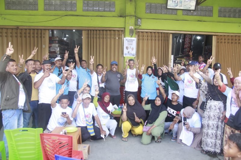 Calon Bupati Mimika, Maximus Tipagau, bersama Kerukunan Keluarga Sulawesi Tenggara (KKST) dan warga Bougenville. (Foto: Istimewa/Tim Maximus-Peggi)