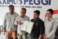 Tim Kuasa Hukum Maximus-Peggi menunjukkan berkas laporan dalam konferensi pers yang berlangsung di Jalan Cenderawasih, Timika, Papua Tengah, Jumat (15/11/2024) siang. (Foto: Galeri Papua/Endy Langobelen)