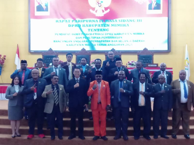 Foto bersama Pj Bupati Mimika, Valentinus S. Sumito, dengan anggota DPRD Mimika periode 2019-2024.(Foto: Galeri Papua/Jefri Manehat)