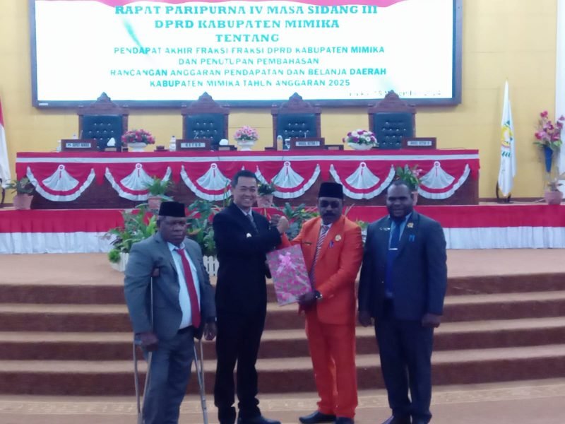 Ketua DPRD Mimika, Anton Bukaleng serahkan berita acara kepada Pj Bupati Mimika, Valentinus S. Sumito (Foto: Galeri Papua/Jefri Manehat) 