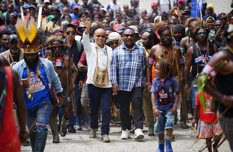 Pasangan calon Bupati dan Wakil Bupati Mimika nomor urut 3, Alexsander Omaleng dan Yusuf Rombe Pasarrin, mengunjungi masyarakat di Banti, Tembagapura, Mimika, Papua Tengah. (Foto: Istimewa/Tim AIYE)