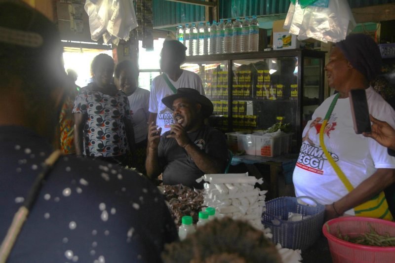 Calon Bupati Mimika, Maximus Tipagau, mendengarkan aspirasi masyarakat di Pasar Gorong-Gorong  di Jalan Airport Lama, Timika, Jumat (15/11/2024). (Foto: Istimewa/Tim Media Maximus-Peggi)
