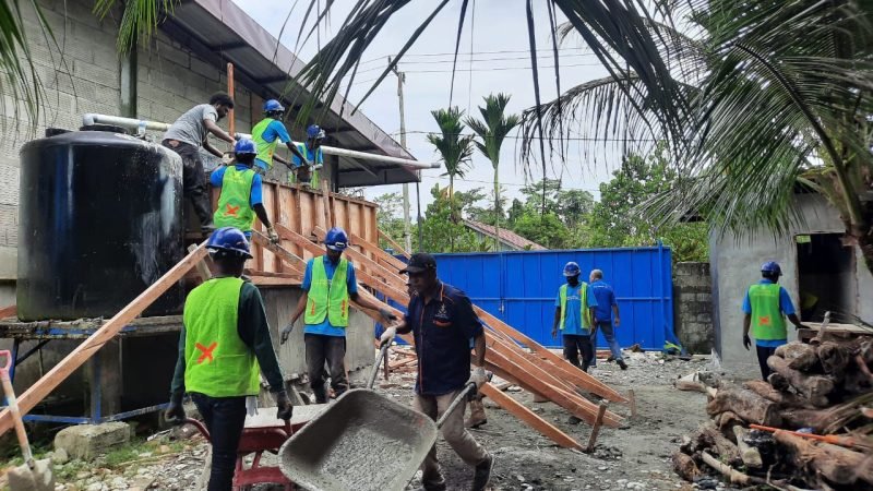 Seluruh peserta pelatihan mendapat kesempatan praktik membuat dinding menggunakan semen hingga pemasangan keramik sebagai bekal ilmu dasar pertukangan yang diberikan instruktur NM. (Foto: Istimewa/Dok. PTFI)