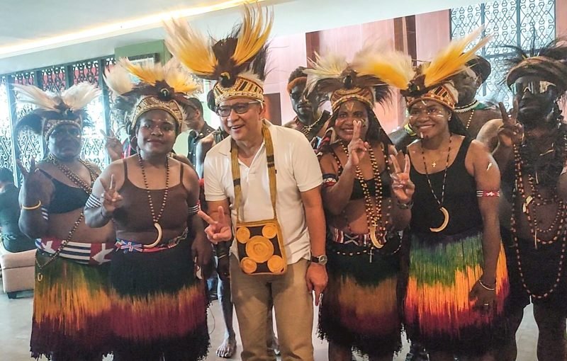 Pengamat politik sekaligus akademisi, Rocky Gerung, tiba di Hotel Swiss Belinn, Jalan Cendrawasih, Timika, Papua Tengah, Selasa (19/11/2024). (Foto: Galeri Papua/Endy Langobelen)