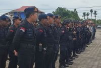 Apel gelar pasukan pengamanan debat publik kedua Pilkada Mimika di pelataran GOR Fiutsal Timika, Selasa (19/11/2024). (Foto: Galeri Papua/Endy Langobelen)