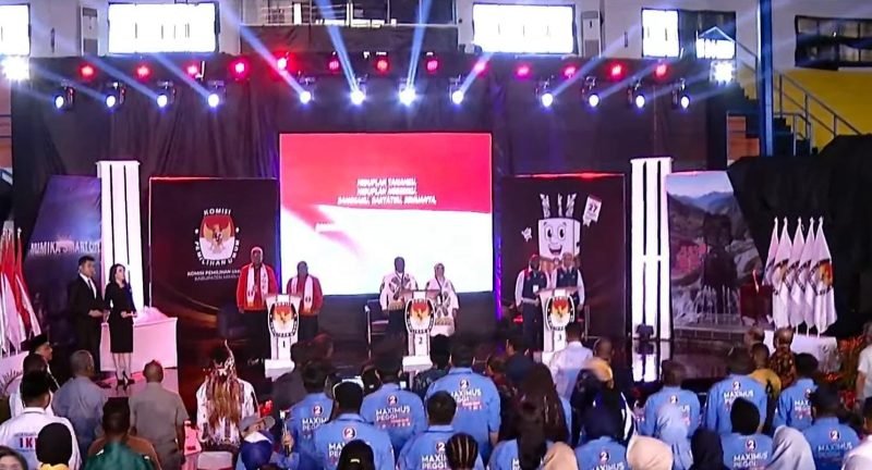Tiga pasangan calon Bupati dan Wakil Bupati Mimika tampil untuk mengikuti debat publik kedua yang digelar KPU Mimika. (Foto: Istimewa/Tangkapan Layar Live Streaming Metro TV)