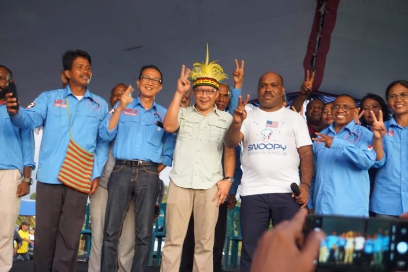 Foto bersama Rocky Gerung, Maximus Tipagau, dan Tim Pemenangan Maximus-Peggi. (Foto: Galeri Papua/Endy Langobelen)