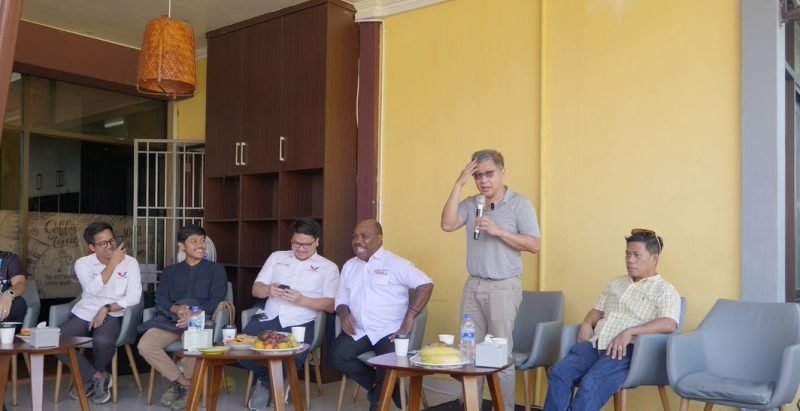 Rocky Gerung membawakan ceramah di acara coffee morning yang digelar oleh Paslon Bupati dan Wakil Bupati Kabupaten Mimika nomor urut 2, Maximus Tipagau-Peggi Patrisia Pattipi. (Foto: Istimewa/Tim Maximus-Peggi)