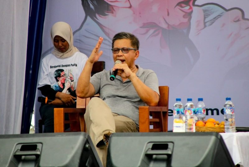 Rocky Gerung membawakan kuliah umum di pelataran Eme Neme Yauware, Timika, Papua Tengah, Jumat (21/11/2024). (Foto: Istimewa/Febri)