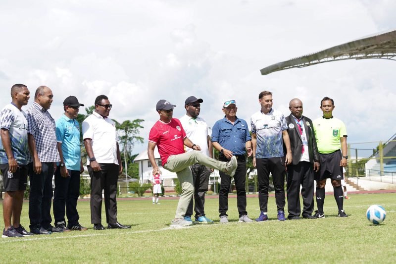Director & EVP Sustainable Development PTFI, Claus Wamafma saat menendang bola sebagai simbol pembukaan Turnamen Soeratin PSSI U15 di MSC. (Foto: Istimewa/Dok. PTFI)