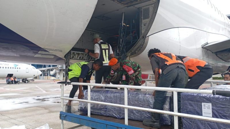 Dua jenazah korban penembakan di Puncak, Papua Tengah, diterbangkan ke Makassar, Sulawesi Selatan. (Foto: Istimewa/Satgas Humas ODC)