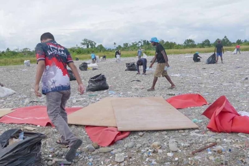 Para relawan Maximus-Peggi membersihkan sisa-sisa sampah di lokasi kampanye. (Foto: Istimewa/Tim Maximus-Peggi)