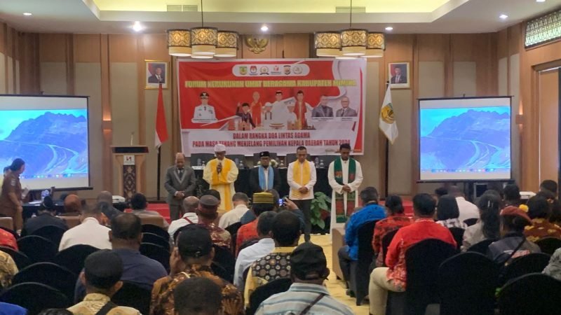 Para pemuka agama dari 5 agama di Kabupaten Mimika memimpin doa lintas iman. (Foto: Galeri Papua/Wahyu)