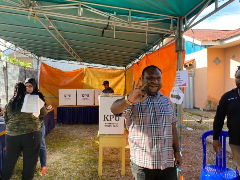 Momen Calon Bupati Mimika nomor urut 3, Alexsander Omaleng, usai melakukan pencoblosan di TPS 09, Kelurahan Timika Jaya, Distrik Mimika Baru, Kabupaten Mimika, Provinsi Papua Tengah, Rabu (27/11/2024). (Foto: Istimewa/Tim AIYE)