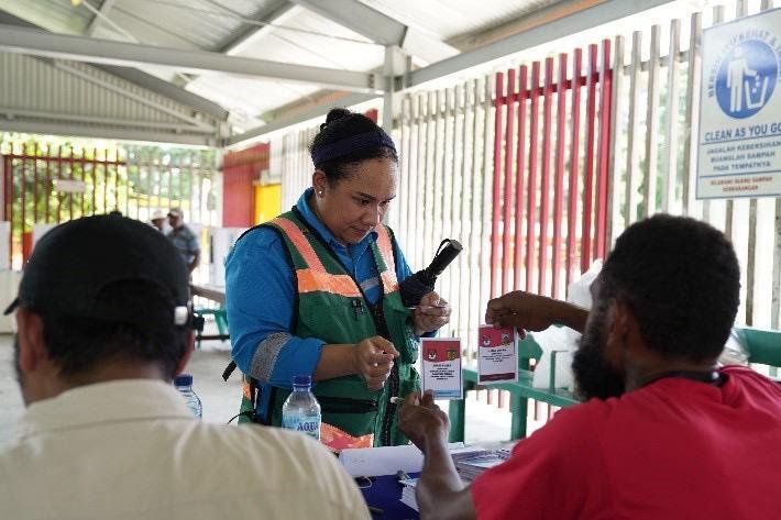 Karyawan PT Freeport Indonesia menggunakan hak suaranya pada Pilkada Serentak 2024 di TPS 901 yang berlokasi di Surabaya Office, area Grasberg, distrik Tembagapura. (Foto: Istimewa/Dok. PTFI)