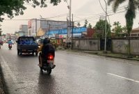 Tampak Jalan Budi Utomo Timika, dari depan eks Kantor Sat Lantas Polres Mimika. (Foto: Galeri Papua/Wahyu). 