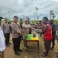 Penjabat (Pj) Bupati Puncak, Nenu Tabuni, menyerahkan sejumlah uang kepada pihak korban dalam konflik pertikaian di Jalan Baru, Distrik Mimika Baru, Kabupaten Mimika, Papua Tengah, Jumat (27/12/2024) siang. (Foto: Istimewa/Polres Mimika)