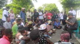 Calon Bupati Kabupaten Mimika, Maximus Tipagau saat bertemu dengan para pemuda di Gorong-gorong. (Foto: Istimewa/Tim MP3)