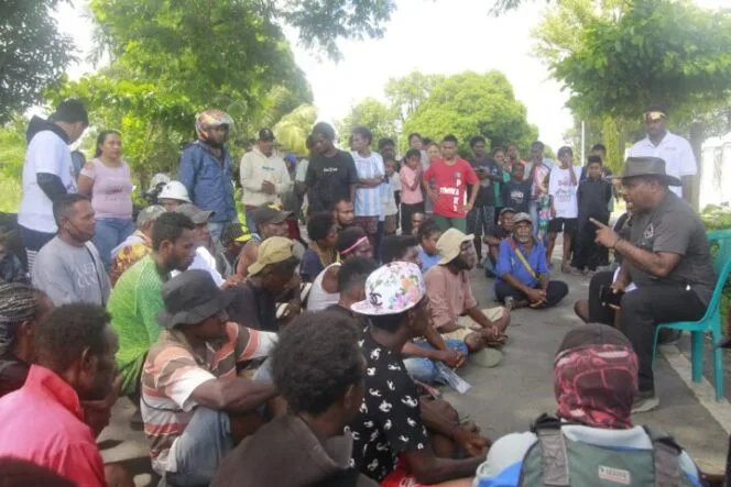 Calon Bupati Kabupaten Mimika, Maximus Tipagau saat bertemu dengan para pemuda di Gorong-gorong. (Foto: Istimewa/Tim MP3)