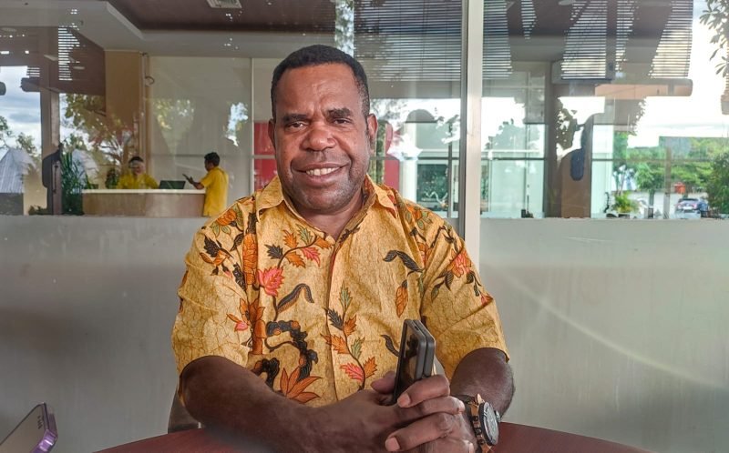 Ketua Majelis Rakyat Papua (MRP) Provinsi Papua Tengah, Agustinus Anggaibak. (Foto: Galeri Papua/Endy Langobelen)