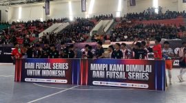 Pertandingan antara SMK Yapis Timika melawan SMA Negeri 6 Mimika pada partai ketiga yang berlangsung di Hall Basket Mimika Sport Complex (MSC), Kamis (5/12/2024), (Foto: Galeri Papua/Wahyu)