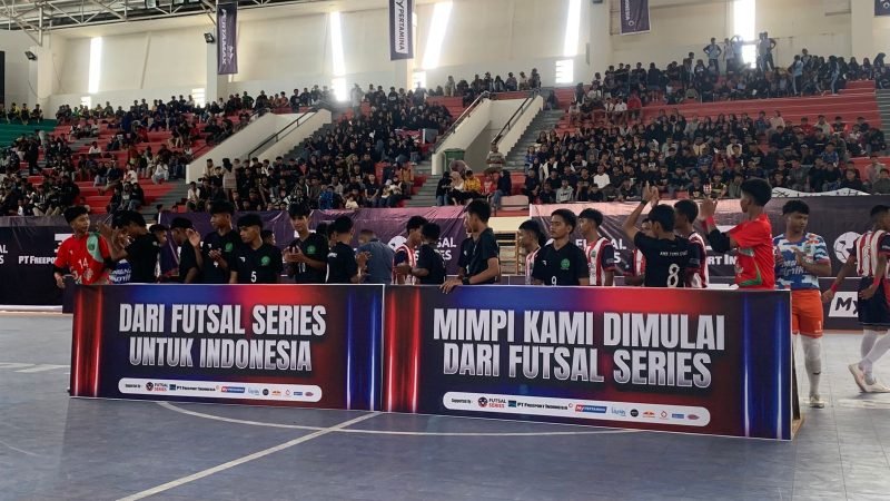 Pertandingan antara SMK Yapis Timika melawan SMA Negeri 6 Mimika pada partai ketiga yang berlangsung di Hall Basket Mimika Sport Complex (MSC), Kamis (5/12/2024), (Foto: Galeri Papua/Wahyu)