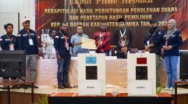 PPD Distrik Wania menyerahkan berita acara pleno tingkat kabupaten kepada KPU Mimika. (Foto: Galeri Papua/Endy Langobelen)