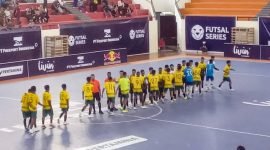 Tim futsal SMANSA dan SMA Tunas Bangsa bersalaman usai berlaga pada semi final partai pertama Futsal Series Region Timika. (Foto: Galeri Papua/Jefri Manehat)