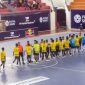 Tim futsal SMANSA dan SMA Tunas Bangsa bersalaman usai berlaga pada semi final partai pertama Futsal Series Region Timika. (Foto: Galeri Papua/Jefri Manehat)