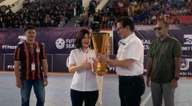 Presiden Direktur (Presdir) PT Freeport Indonesia (PTFI) Tony Wenas menyerahkan piala Freeport Indoneisa Futsal Series kepada penyelenggara. (Foto: Galeri Papua/Wahyu)