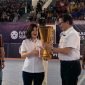 Presiden Direktur (Presdir) PT Freeport Indonesia (PTFI) Tony Wenas menyerahkan piala Freeport Indoneisa Futsal Series kepada penyelenggara. (Foto: Galeri Papua/Wahyu)