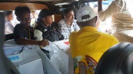 Pemindahan kotak suara dari TPS 001 Nawaripi ke Sanggar Seni Merah Putih, Kampung Nawaripi, Distrik Wania, Mimika, Papua Tengah, Sabtu (7/12/2024). (Foto: Endy Langobelen)