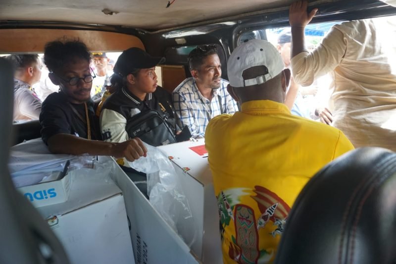 Pemindahan kotak suara dari TPS 001 Nawaripi ke Sanggar Seni Merah Putih, Kampung Nawaripi, Distrik Wania, Mimika, Papua Tengah, Sabtu (7/12/2024). (Foto: Endy Langobelen)