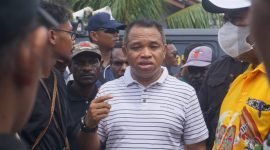 Koordinator Divisi Hukum KPU Mimika, Hironimus Kia Ruma, berkoordinasi dengan para saksi dan KPPS di TPS 001 Nawaripi, Distrik Wania, Kabupaten Mimika, Papua Tengah. (Foto: Galeri Papua/Endy Langobelen)