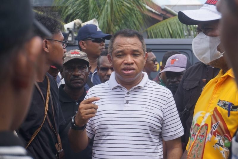 Koordinator Divisi Hukum KPU Mimika, Hironimus Kia Ruma, berkoordinasi dengan para saksi dan KPPS di TPS 001 Nawaripi, Distrik Wania, Kabupaten Mimika, Papua Tengah. (Foto: Galeri Papua/Endy Langobelen)