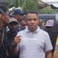Koordinator Divisi Hukum KPU Mimika, Hironimus Kia Ruma, berkoordinasi dengan para saksi dan KPPS di TPS 001 Nawaripi, Distrik Wania, Kabupaten Mimika, Papua Tengah. (Foto: Galeri Papua/Endy Langobelen)