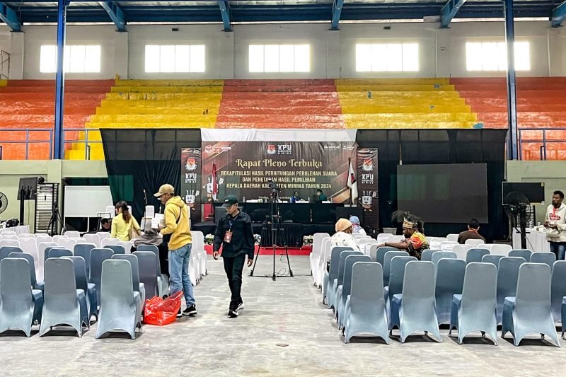 Suasana persiapan pleno rekapitulasi suara tingkat kabupaten di GOR Futsal, Jalan Poros SP2 - SP5, Timika, Papua Tengah, Sabtu (7/12/2024). (Foto: Istimewa/Omar)