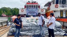 Asisten Menejer Supply Chain dan Pelayanan Publik, Perum Bulog KC Timika, Riki Jailani Iba, bersama perwakilan PT BGR Logistik Indonesia meninjau persiapan keberangkatan penyaluran beras ke Kabupaten Nduga di Pelabuhan Poumako Timika, Sabtu (7/12/2024). (Foto: Galeri Papua/Wahyu)