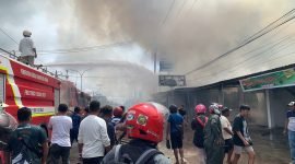 Petugas pemadam kebakaran saat memadamkan api yang melahap bangunan di Jalan Cenderawasih Timika. (Foto: Galeri Papua/Wahyu)