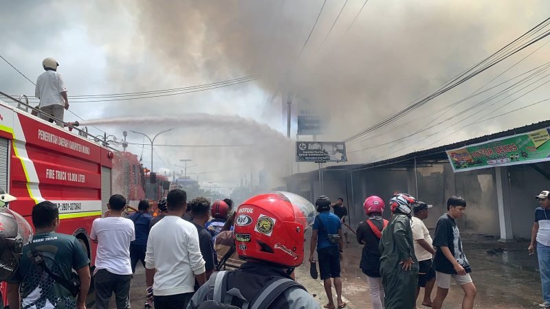 Petugas pemadam kebakaran saat memadamkan api yang melahap bangunan di Jalan Cenderawasih Timika. (Foto: Galeri Papua/Wahyu)
