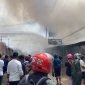 Petugas pemadam kebakaran saat memadamkan api yang melahap bangunan di Jalan Cenderawasih Timika. (Foto: Galeri Papua/Wahyu)