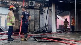 Kondisi ruko di Jalan Cenderawasih, Timika, Papua Tengah, usai terbakar. (Foto: Galeri Papua/Wahyu)