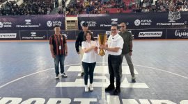 Presiden Direktur PTFI, Tony Wenas, menyerahkan piala Freeport Indonesia Futsal Series kepada Direktur Mind ID, Grace Natalie. (Foto: Galeri Papua/Wahyu)