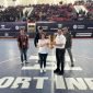 Presiden Direktur PTFI, Tony Wenas, menyerahkan piala Freeport Indonesia Futsal Series kepada Direktur Mind ID, Grace Natalie. (Foto: Galeri Papua/Wahyu)