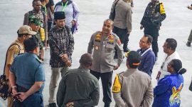 Kapolda Papua Tengah, Brigjen Pol. Alfred Papare, mengunjungi lokasi pelaksanaan pleno rekapitulasi suara Pilkada tingkat kabupaten di Mimika, Senin (9/12/2024). (Foto: Galeri Papua/Endy Langobelen)