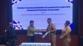 Kepala Dinas Kesehatan Kabupaten Mimika, Reynold Rizal Ubra berjabat tangan dengan Vice President Hubungan Pemerintah dari dan bertindak mewakili PT Freeport Indonesia, Josephina C. I. Wongsoatmodjo usai penandatanganan amandemen PKS, didampingi Vice President Sustainable Development PTFI Nathan Kum dan Sekretaris Dinas Kesehatan, Fransiska Tekege, di ruang Tembaga Rimba Papua Hotel, Senin (9/12/2024). (Foto: Galeri Papua/Wahyu)